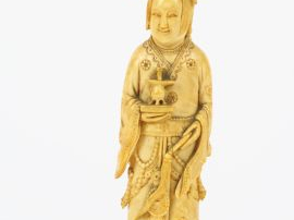 Vente aux enchères Sujet en ivoire "Dame de cour tenant un vase Jue". Chine, vers 1900. H