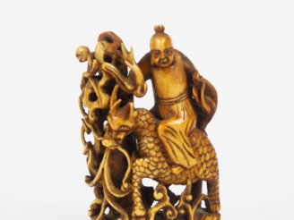 Vente aux enchères Sujet en ivoire "Divinité chevauchant un dragon". Chine, XIX ème siècl
