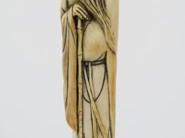 Vente aux enchères Sujet en ivoire figurant un sage les deux mains posées sur un bâton, l