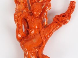 Groupe en corail rouge orangé, représentant une jeune femme à l’éventa