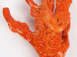 Groupe en corail rouge orangé, représentant une jeune femme à l’éventa