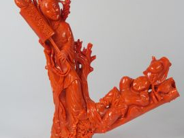 Groupe en corail rouge, représentant une déesse du printemps tenant un