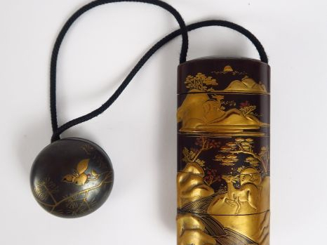 Inro à quatre cases, à décor au laque or sur fond ro iro d'un daim fra