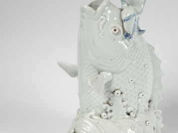 Groupe en porcelaine d'Hirado représentant Ebizu sur une carpe émergea