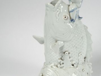 Vente aux enchères Groupe en porcelaine d'Hirado représentant Ebizu sur une carpe émergea