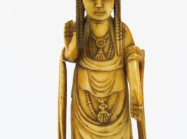 Vente aux enchères Sujet en ivoire "Divinité aux yeux clos".  Japon, vers 1900 H. 11,2 cm