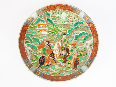 Grand plat en porcelaine d'Imari à décor en polychromie de trois guerr