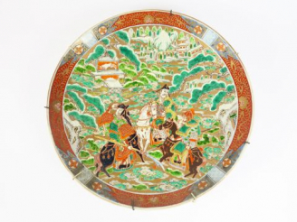 Vente aux enchères Grand plat en porcelaine d'Imari à décor en polychromie de trois guerr