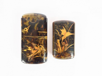 Vente aux enchères Lot comprenant deux étuis en écaille de tortue, à décor de Martin-pêch