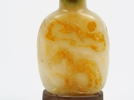 Flacon tabatière en jade veiné de rouille, décor d'un cheval et d'un l