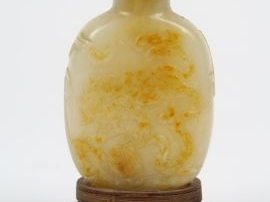 Flacon tabatière en jade veiné de rouille, décor d'un cheval et d'un l