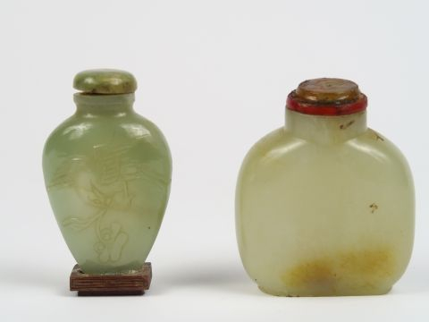 Lot de deux flacons tabatières en jade, l'un en jade blanc légèrement 