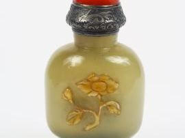 Vente aux enchères Flacon tabatière en agate de forme balustre, décor en relief de motifs