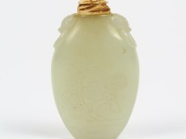 Flacon tabatière de forme gourde jade céladon, décor floral et tête de