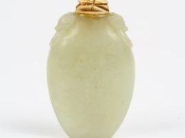Flacon tabatière de forme gourde jade céladon, décor floral et tête de