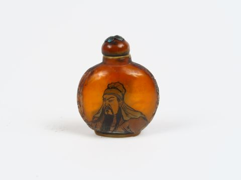Flacon tabatière en corne peinte à l'intérieur de deux têtes de dignit