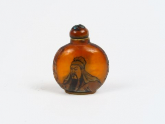 Vente aux enchères Flacon tabatière en corne peinte à l'intérieur de deux têtes de dignit