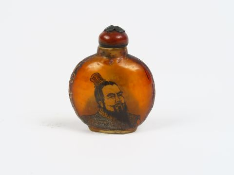 Flacon tabatière en corne peinte à l'intérieur de deux têtes de dignit