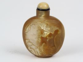 Vente aux enchères Flacon tabatière en nacre, décor d'une chauve-souris tenant un lingzhe