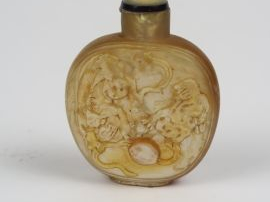 Flacon tabatière en nacre, décor d'une chauve-souris tenant un lingzhe