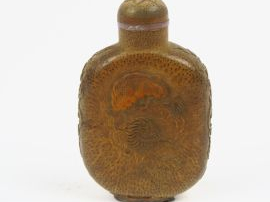 Vente aux enchères Flacon tabatière de forme balustre en bambou, décor d'un lion, chauve-