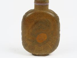 Flacon tabatière de forme balustre en bambou, décor d'un lion, chauve-