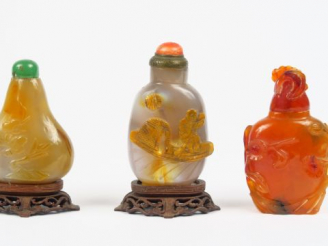 Vente aux enchères Lot comprenant trois flacons tabatières en agate et cornaline, décor d