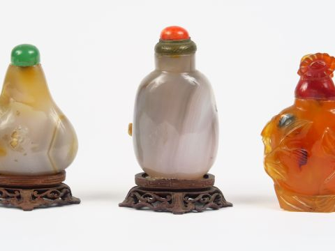 Lot comprenant trois flacons tabatières en agate et cornaline, décor d