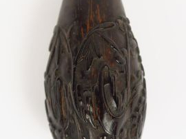 Flacon tabatière en noix de coco, décor de scènes paysagères, pin, bam