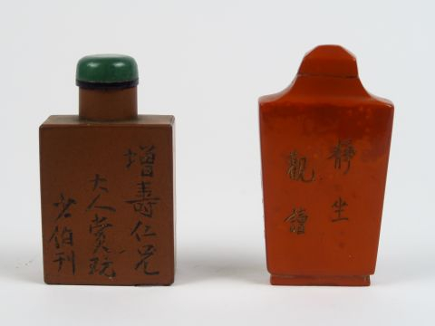 Flacon tabatière de forme quadrangulaire en ivoire de belle patine, dé