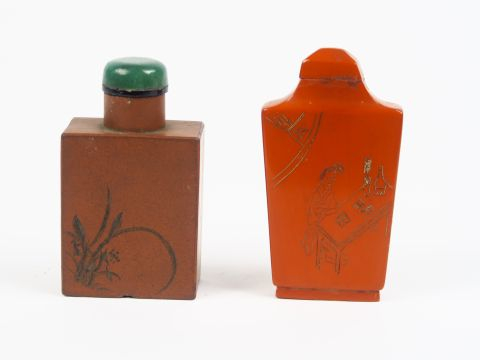 Flacon tabatière de forme quadrangulaire en ivoire de belle patine, dé