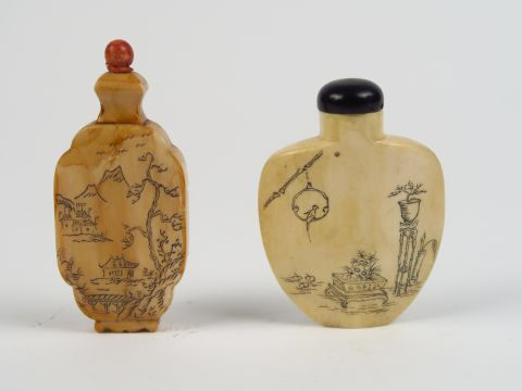 Deux flacons tabatières en ivoire, décor incisé et rehaussé d'encre de