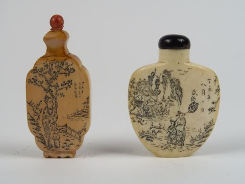Deux flacons tabatières en ivoire, décor incisé et rehaussé d'encre de