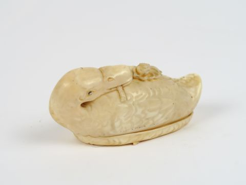 Petite boite couverte en ivoire qui reprend la forme d'un canard tenan