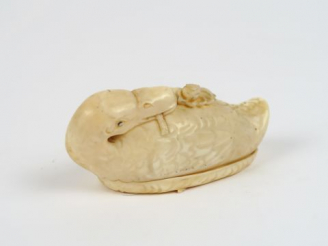 Vente aux enchères Petite boite couverte en ivoire qui reprend la forme d'un canard tenan