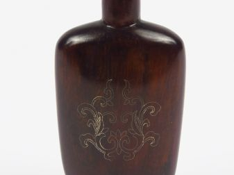 Flacon tabatière de forme balustre en boix niellé, décor floral. Chine