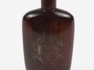 Vente aux enchères Flacon tabatière de forme balustre en boix niellé, décor floral. Chine