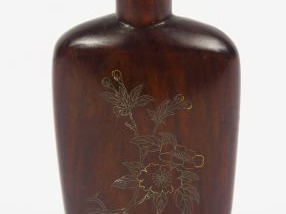 Flacon tabatière de forme balustre en boix niellé, décor floral. Chine