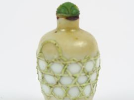 Flacon tabatière en porcelaine reprenant la forme d'un flacon recouver