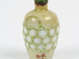 Flacon tabatière en porcelaine reprenant la forme d'un flacon recouver