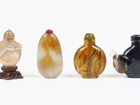 Lot de quatre flacons tabatières en agate dont deux rubannées et l'une