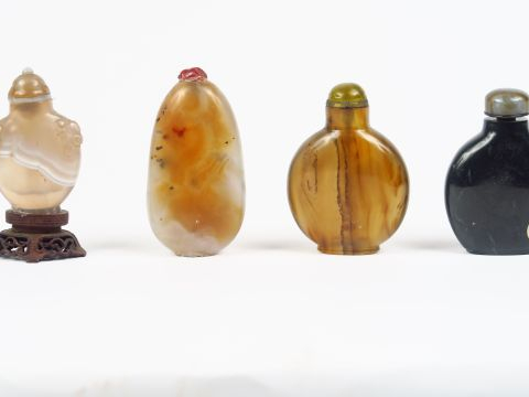 Lot de quatre flacons tabatières en agate dont deux rubannées et l'une