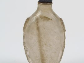 Flacon tabatière en cristal de roche, de forme oblong, décor sculpté d