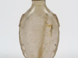 Flacon tabatière en cristal de roche, de forme oblong, décor sculpté d