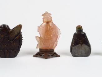 Vente aux enchères Lot de flacons tabatières en pierre dure  avec serpentine, quartz vert