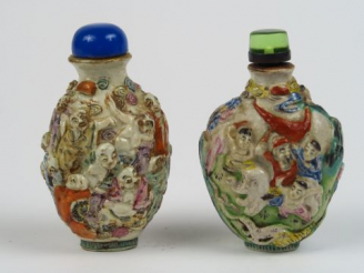 Vente aux enchères Lot de deux flacons tabatières en porcelaine, décor moulé et émaillé d