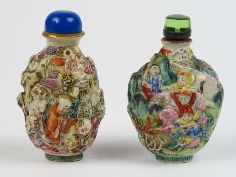 Lot de deux flacons tabatières en porcelaine, décor moulé et émaillé d