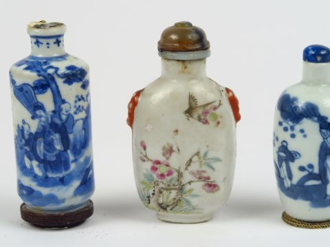 Lot de trois flacons tabatières de forme cylindrique, oblong et balust