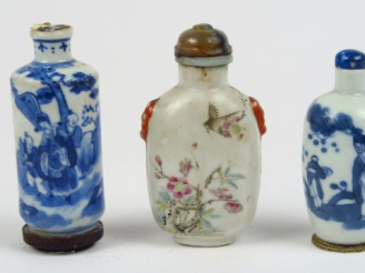 Vente aux enchères Lot de trois flacons tabatières de forme cylindrique, oblong et balust