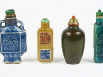 Vente aux enchères Lot de 4 flacons tabatières de formes diverses, quadrangulaires, balus